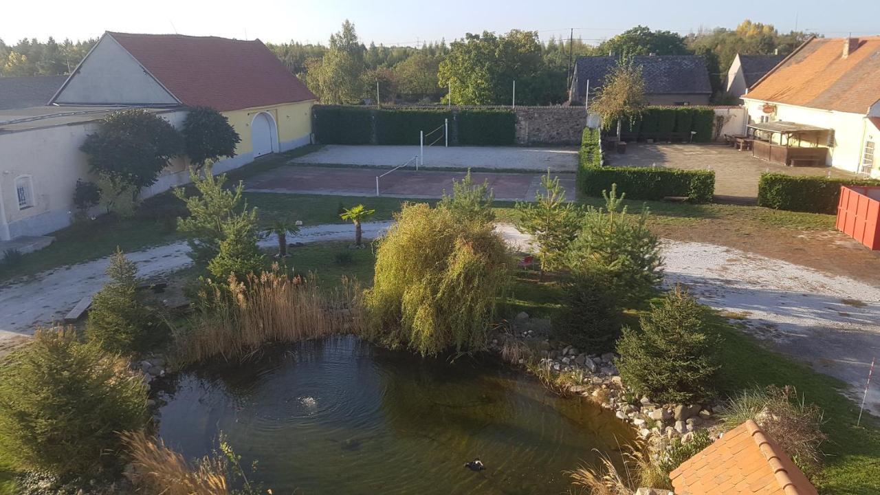 Holiday Centrum Žatec Εξωτερικό φωτογραφία